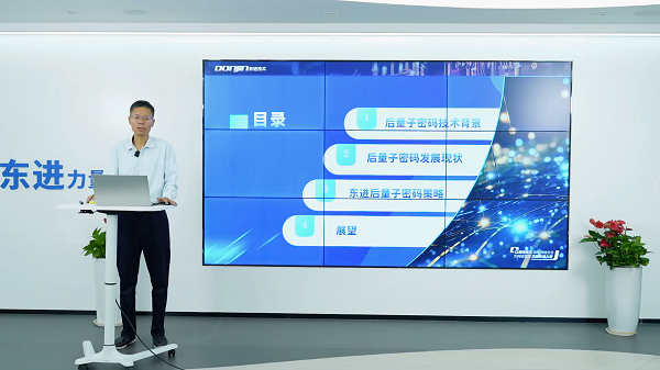 刘义鹏演讲照-小.png 刘义鹏演讲照-小.png