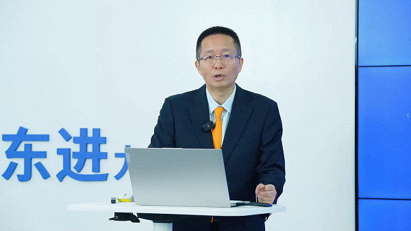 贺建楠演讲照-小.png 贺建楠演讲照-小.png